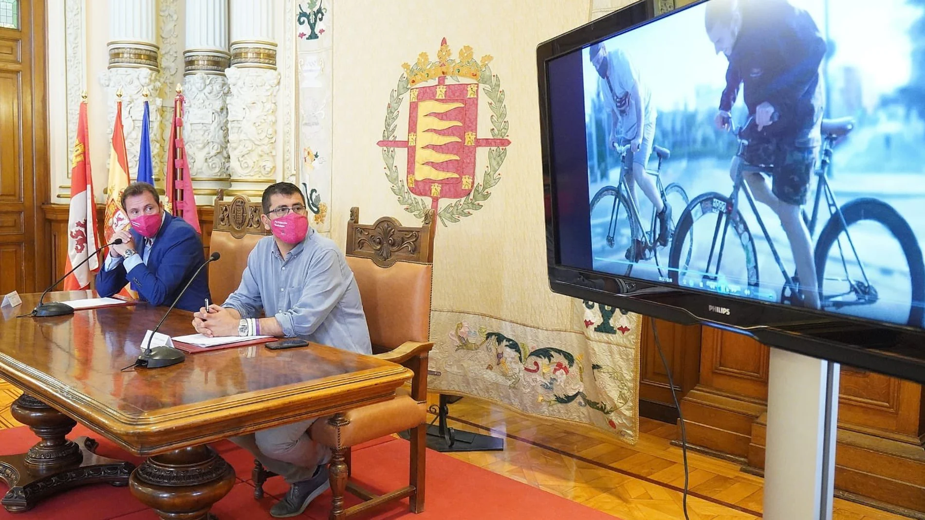 El alcalde de Valladolid, Óscar Puente, y el concejal Alberto Bustos, presentan los presupuestos participativos