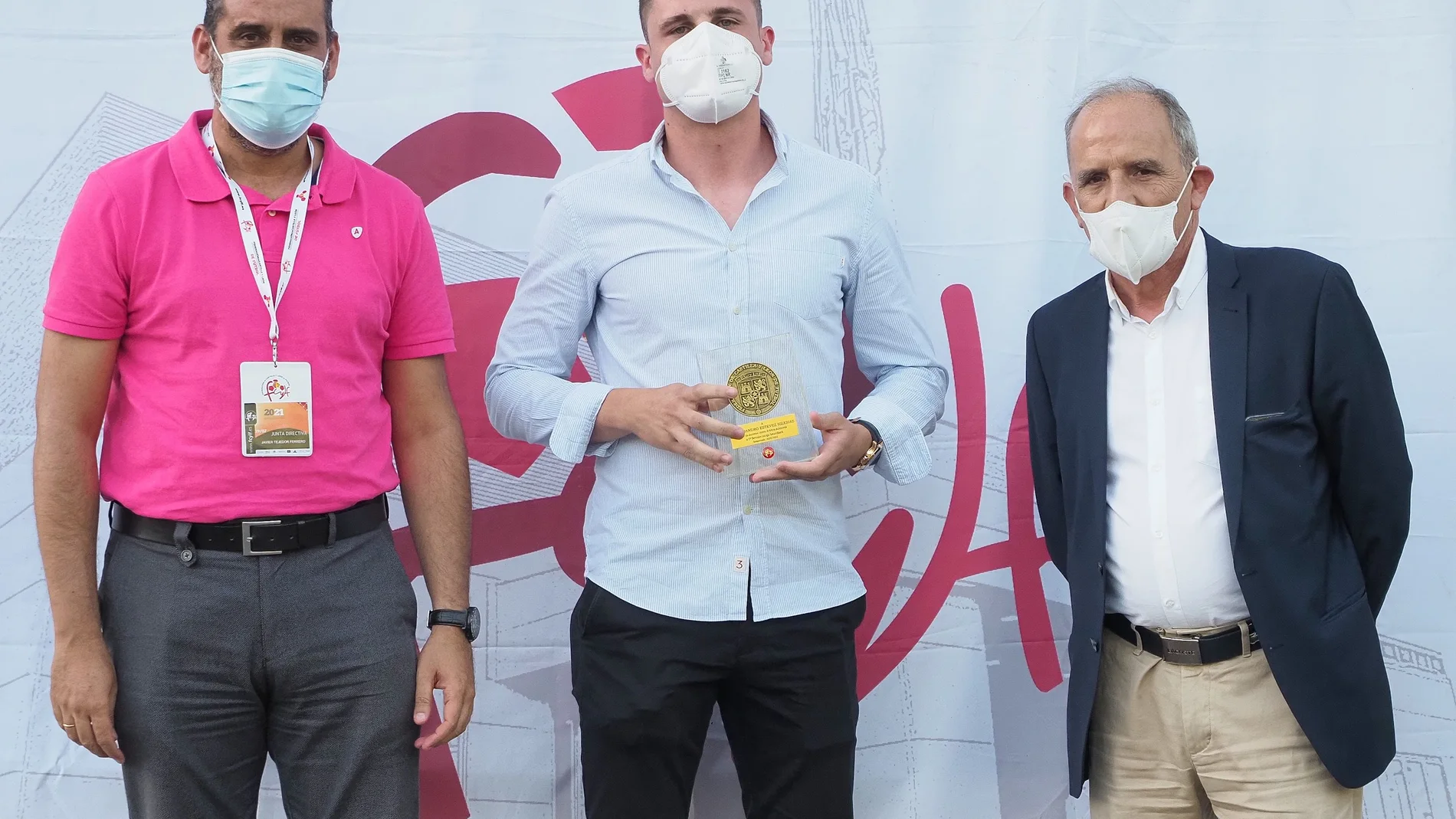 El árbitro Alejandro Estévez con su medalla de la FCYLF por su ascenso a la Primera División Nacional del fútbol junto al presidente del Comité de árbitros FCYLF, Javier Tejedor, y el presidente de FCYLF, Marcelino Maté.