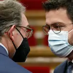 El president Pere Aragonès junto al conseller de Economía, Jaume Giró en el Parlament