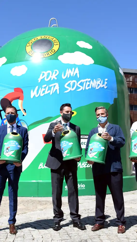 El ayuntamiento de Burgos, Ecovidrio y La Vuelta ciclista a España inauguran el contenedor más grande del mundo para promover el reciclaje de vidrio durante ''''La Vuelta 21''''.