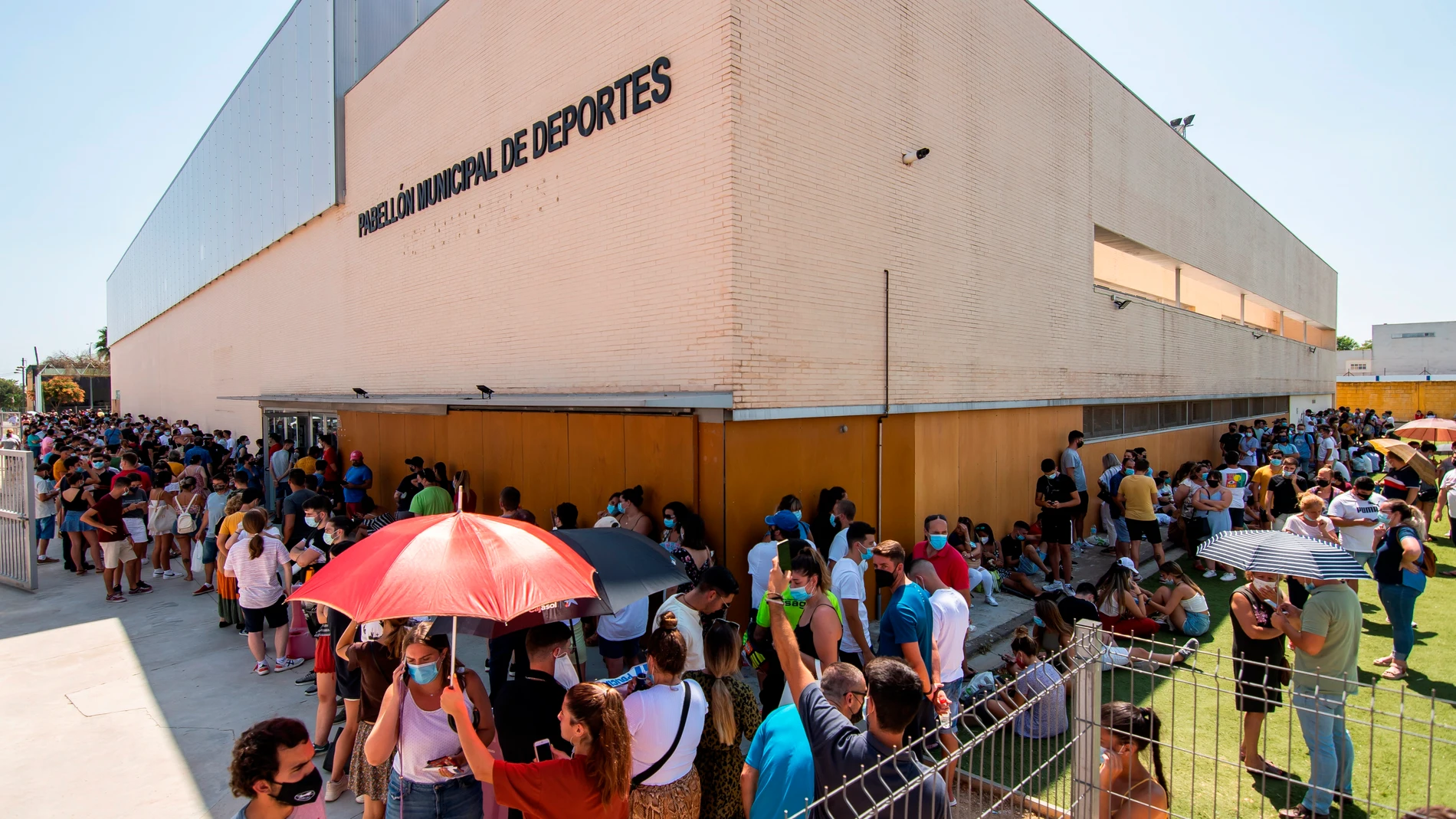 Multitud de jóvenes en el pabellón municipal de Espartinas (Sevilla), convocados por el Servicio Andaluz de Salud a la vacunación masiva sin cita. EFE/ Raúl Caro.