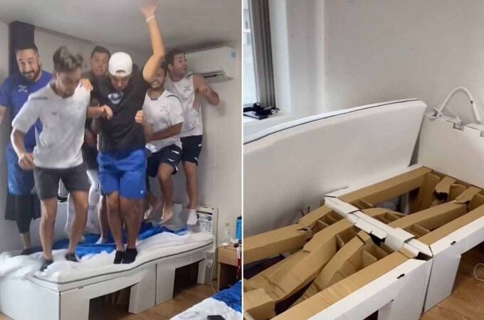 Los deportistas de Israel subidos a una de las camas de cartón de la VIlla Olímpica.