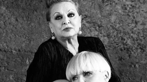Lucía Dominguín, con su madre y sus hijas