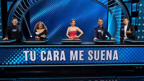De izda. a dcha., Carlos Latre, Lolita, Chenoa, Ángel Llàcer y Manel Fuentes, el equipo de «Tu cara me suena», que intentará ganar al jurado y presentador de «Mask Singer»