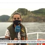 La periodista de la televisión vasco con el chaleco salvavidas de la Guardia Civil