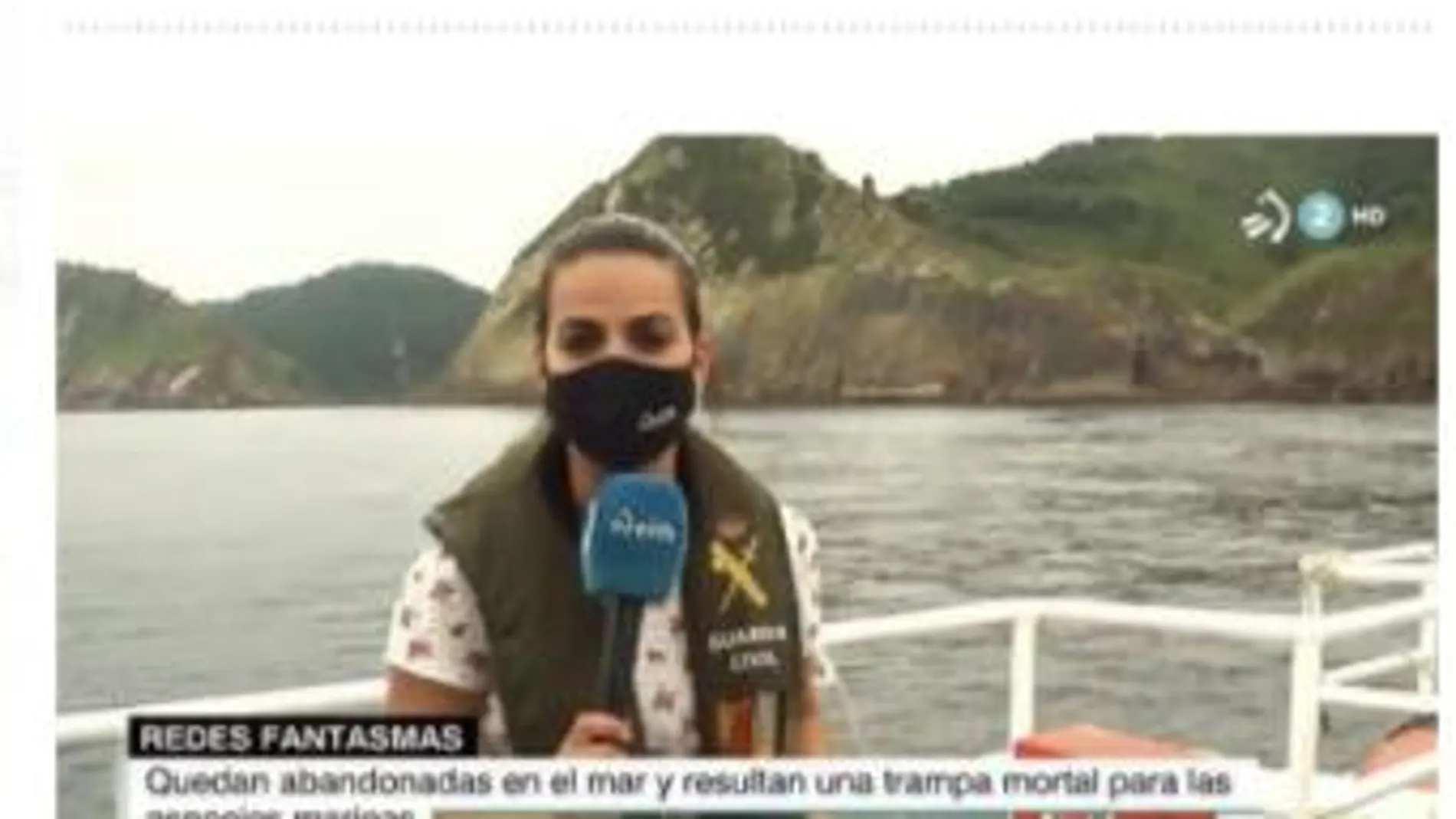 La periodista de la televisión vasco con el chaleco salvavidas de la Guardia Civil