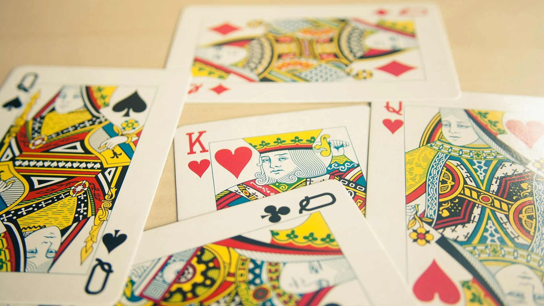 Los 5 juegos de cartas más populares entre los jóvenes - Banca y Negocios
