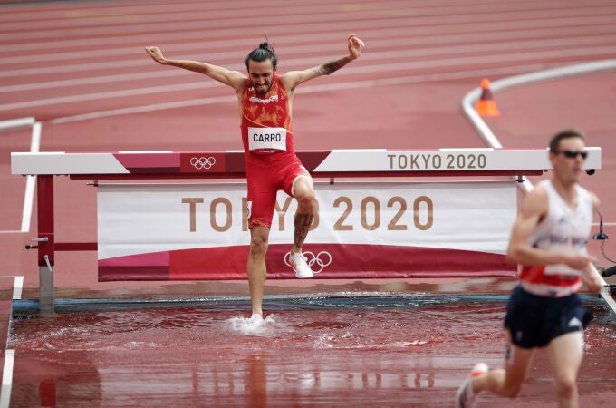 Fernando Carro supera la ría en los 3.000 obstáculos de los Juegos de Tokio, que no pudo acabar por lesión