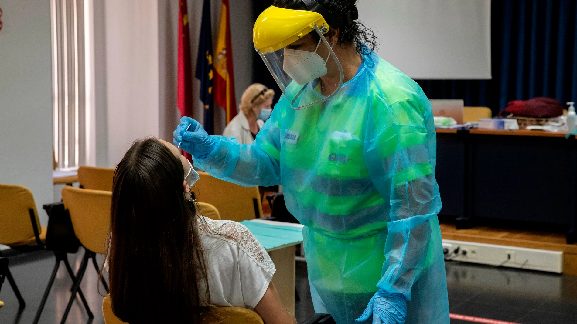 Una enfermera realiza una prueba de antígenos a una joven