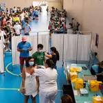 Multitud de jóvenes reciben la vacuna contra el coronavirus en el pabellón municipal de Espartinas (Sevilla)
