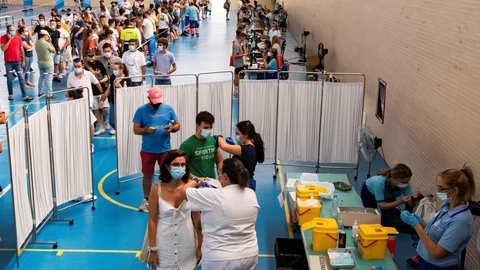 Multitud de jóvenes reciben la vacuna contra el coronavirus en el pabellón municipal de Espartinas (Sevilla)