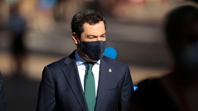 El presidente de la Junta de Andalucía, Juanma Moreno, a su llegada al Convento de San Esteban para celebrar la XXIV Conferencia de Presidentes