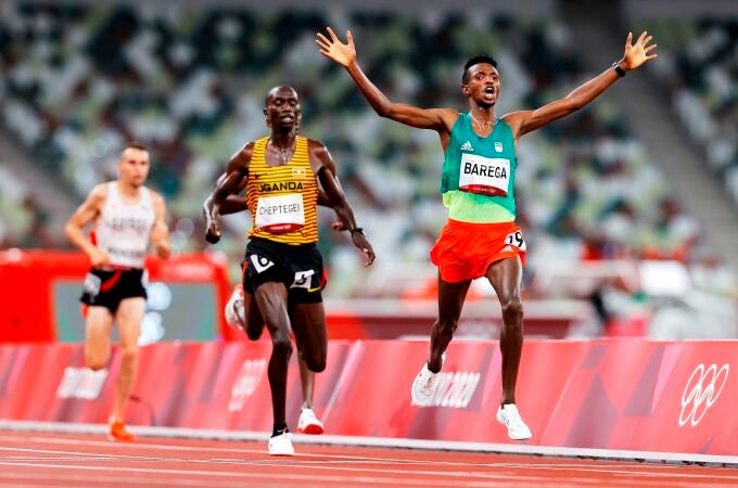 Selemon Barega, de Etiopía, supera la meta por delante de Cheptegei, de Uganda, en la final de los 10.000 de los Juegos Olímpicos de Tokio