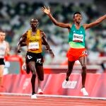 Selemon Barega, de Etiopía, supera la meta por delante de Cheptegei, de Uganda, en la final de los 10.000 de los Juegos Olímpicos de Tokio