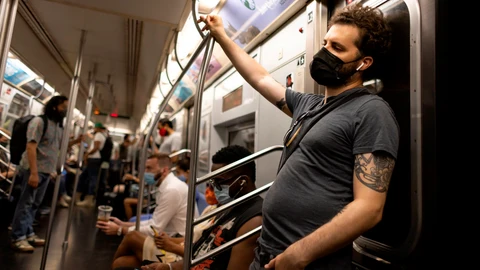 Gente con mascarilla en un vagón del metro de Nueva York, en un momento en el que Estados Unidos experimienta una subida exponencial de los contagios a causa de la expasión de la variante Delta
