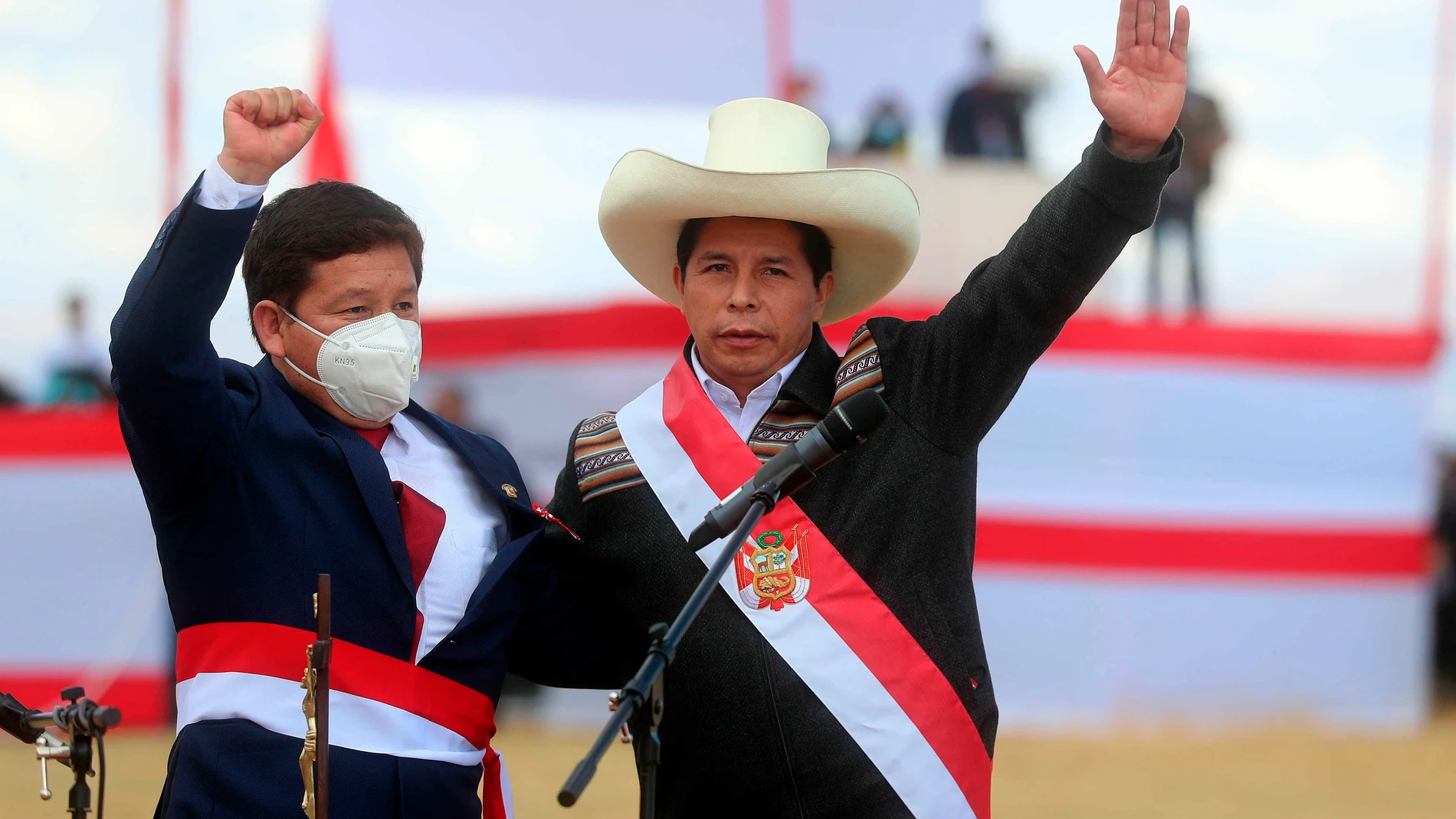 El presidente de Perú, Pedro Castillo, y su polémico primer ministro Guido Bellido