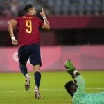 Rafa Mir celebra el gol del empate que llevó el España-Costa de Marfil de los Juegos a la prórroga