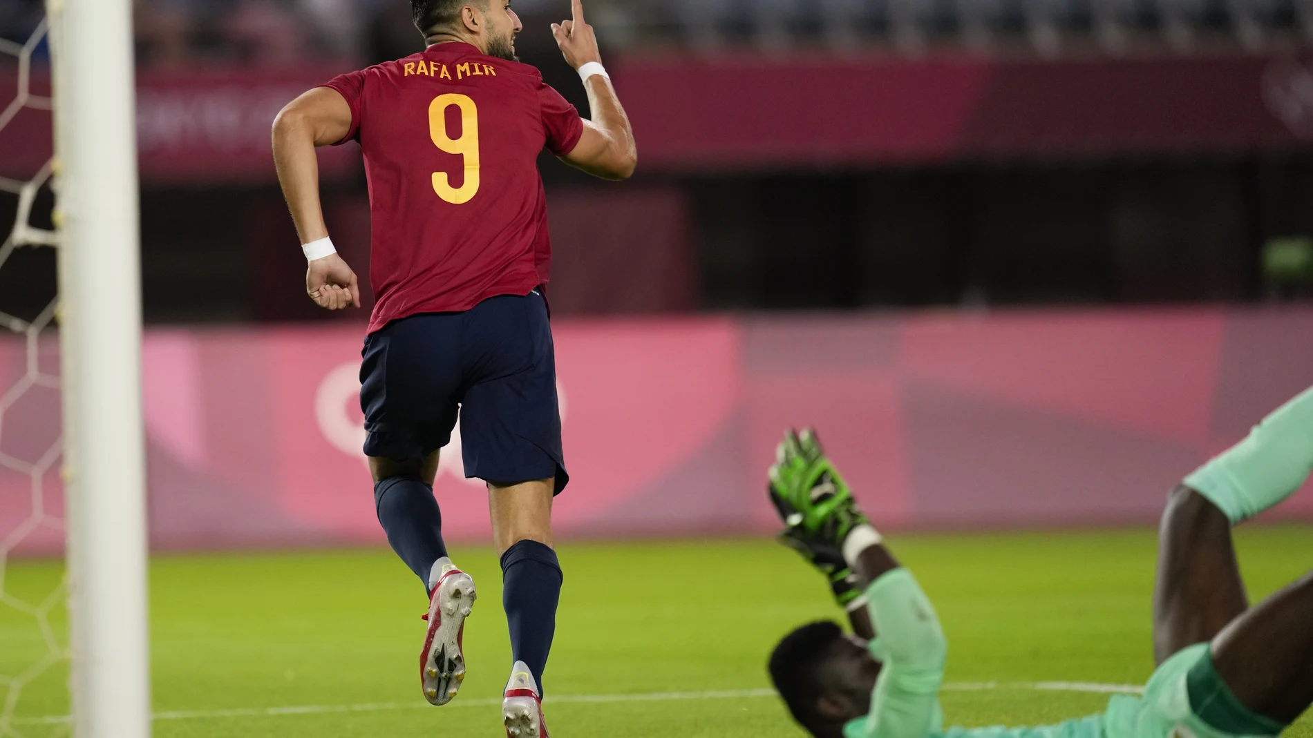 Rafa Mir celebra el gol del empate que llevó el España-Costa de Marfil de los Juegos a la prórroga