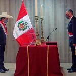 El presidente Pedro Castillo (i) mientras toma juramento a Pedro Francke Ballvé como nuevo ministro de Economía