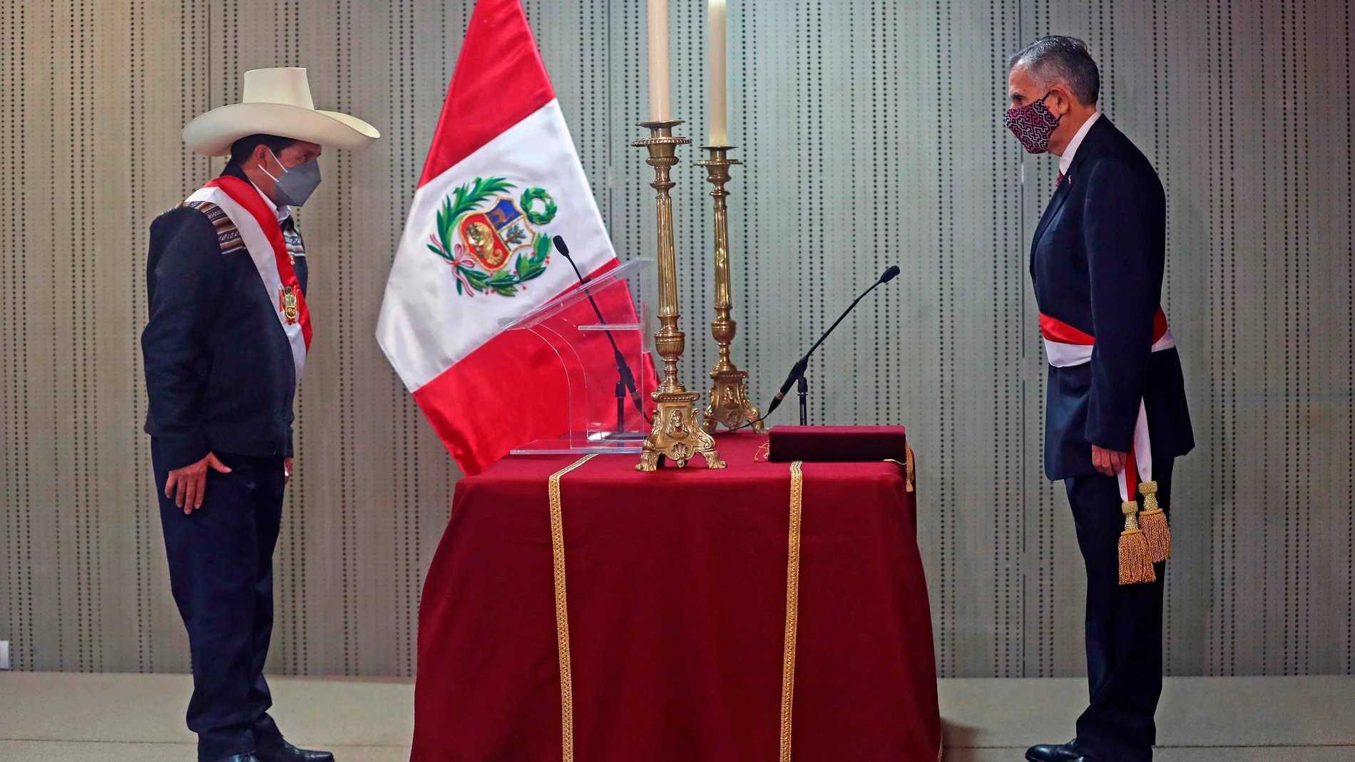 El presidente Pedro Castillo (i) mientras toma juramento a Pedro Francke Ballvé como nuevo ministro de Economía