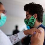 Un joven recibe una vacuna contra la covid-19