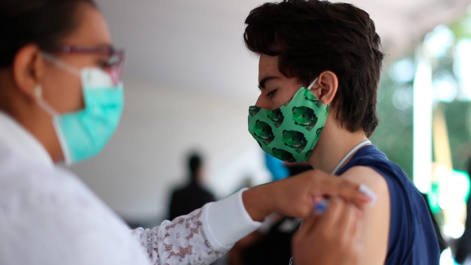 Un joven recibe una vacuna contra la covid-19