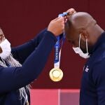 Teddy Riner, legendario judoca francés, recibe la medalla de oro de su compatriota y compañera Romane Dicko