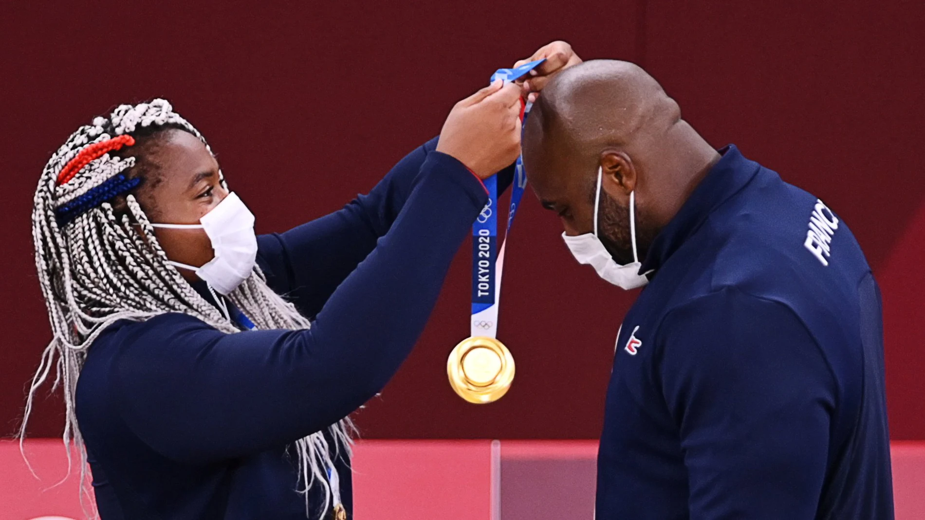 Teddy Riner, legendario judoca francés, recibe la medalla de oro de su compatriota y compañera Romane Dicko