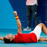 Pablo Carreño celebra en el suelo la victoria ante Djokovic