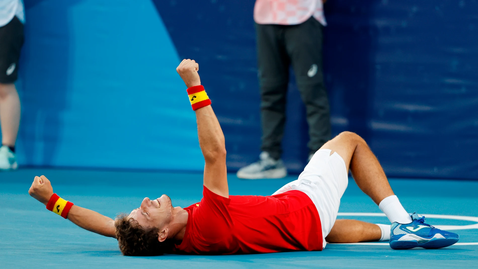 Pablo Carreño celebra en el suelo la victoria ante Djokovic