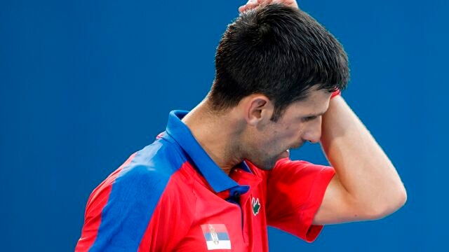 El serbio Novak Djokovic se lamenta tras caer ante el español Pablo Carreño en el partido por la medalla de bronce de tenis durante los Juegos Olímpicos 2020