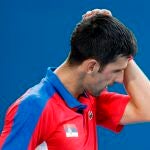 El serbio Novak Djokovic se lamenta tras caer ante el español Pablo Carreño en el partido por la medalla de bronce de tenis durante los Juegos Olímpicos 2020