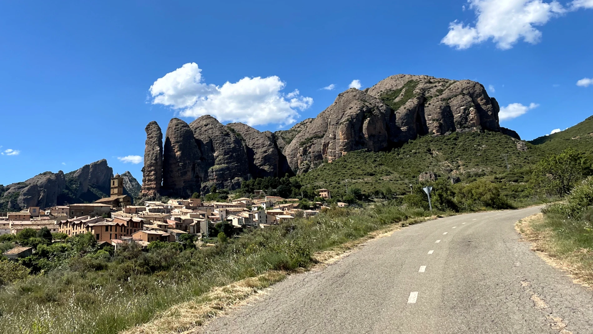 Mallos de Riglos. Panorámica del Mallo Pisón y el Mallo Firé. Al fondo el río Gállego.
