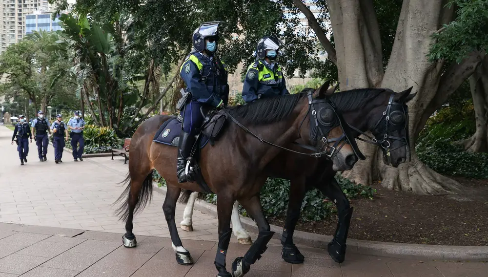 Policía a caballo en el centro de la ciudad patrullan para controlar que se cumplan las medidas contra el coronavirus