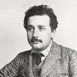 Durante los primeros años del siglo XX un joven Albert Einstein estaba cocinando todos los ingredientes que iban a desembocar en la teoría de la relatividad. A raíz de sus ideas tuvimos que replantearnos conceptos que creíamos entender bien, como el espacio, el tiempo y el movimiento. En esa mezcla la velocidad de la luz juega un papel central.