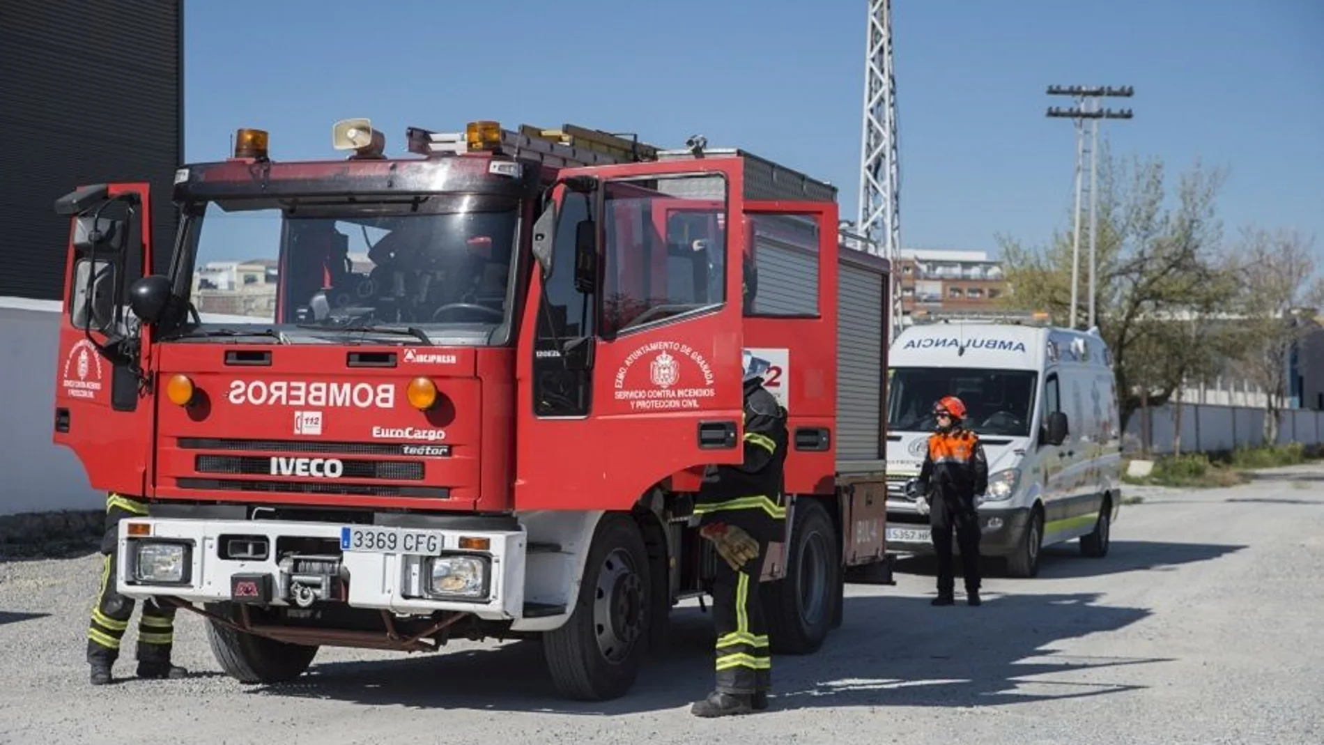 Vista de un camión y efectivos de Bomberos