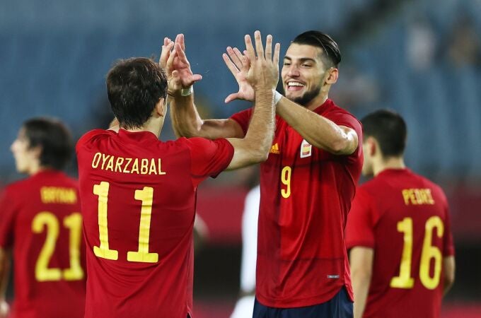 Rafa Mir celebra con Oyarzabal el quinto gol de España