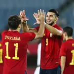 Rafa Mir celebra con Oyarzabal el quinto gol de España