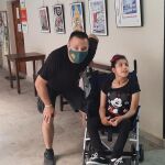 Nacho Ayuela con Esther, la joven a la que han ayudado a conseguir la silla de ruedas