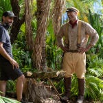 Jaume Collet-Serra y Dwayne Johnson en el rodaje de "Jungle Cruise"  © 2021 Disney Enterprises, Inc. All Rights Reserved.