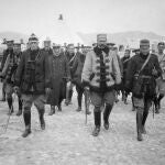 El general Manuel Fernández Silvestre junto con otros oficiales del Ejército Español en las proximidades de Melilla en febrero de 1921.