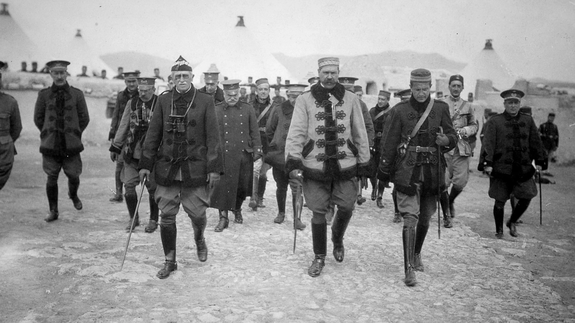 El general Manuel Fernández Silvestre junto con otros oficiales del Ejército Español en las proximidades de Melilla en febrero de 1921.