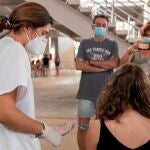 Una enfermera administra la vacuna Moderna a una joven en el estadio Enrique Roca de Murcia
