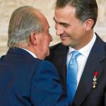 Felipe VI abraza a su padre en el día que firmó en el Palacio Real la ley orgánica que hizo efectiva su abdicación en 2014