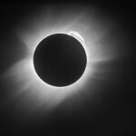 Eclipse fotografiado por Eddington y Crommelin modificada gracias a técnicas actuales de procesado de imagen para así mejorar la calidad