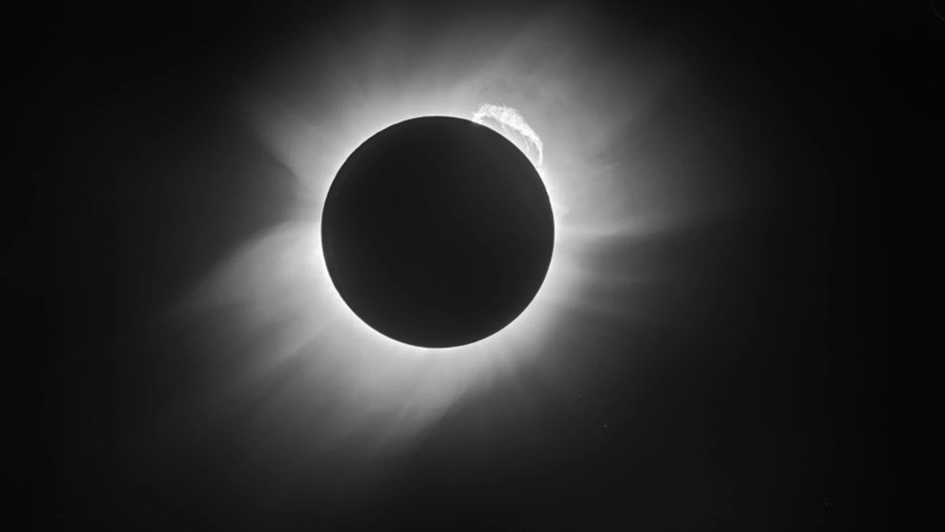 Eclipse fotografiado por Eddington y Crommelin modificada gracias a técnicas actuales de procesado de imagen para así mejorar la calidad