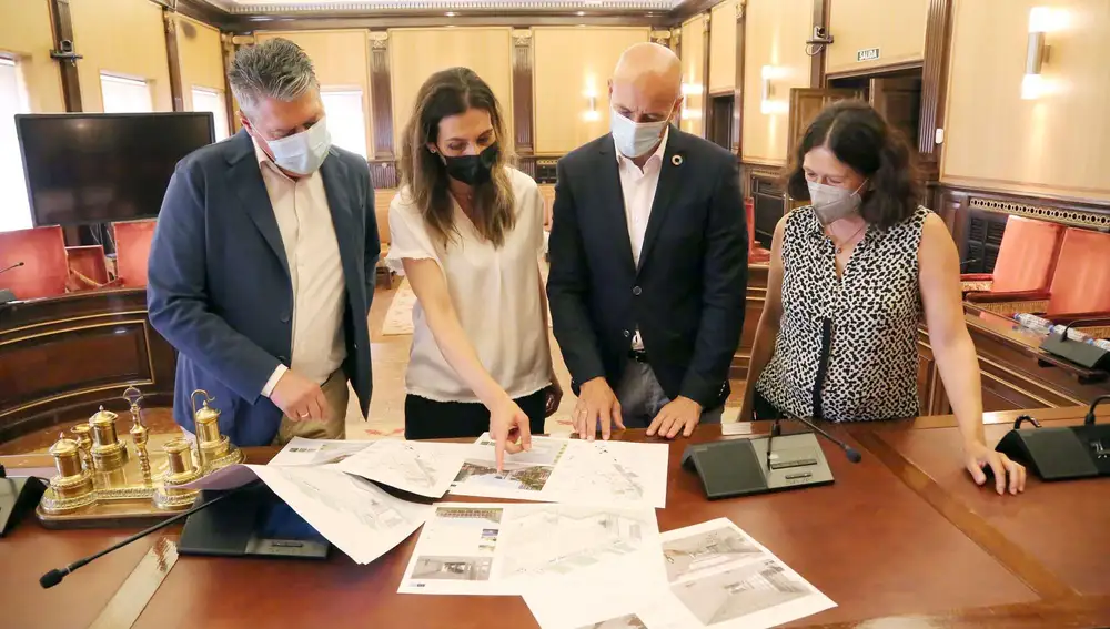 El alcalde de León, José Antonio Díez, observa el proyecto con el equipo de la arquitecta