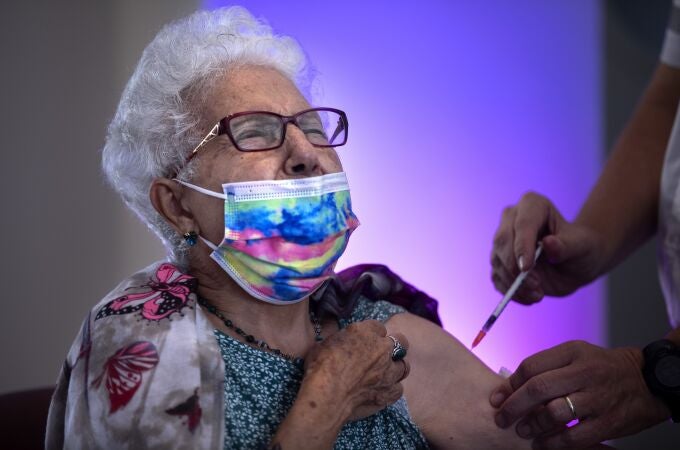 Una mujer recibe la tercera dosis de la vacuna de Pfizer contra la covid-19 en Israel