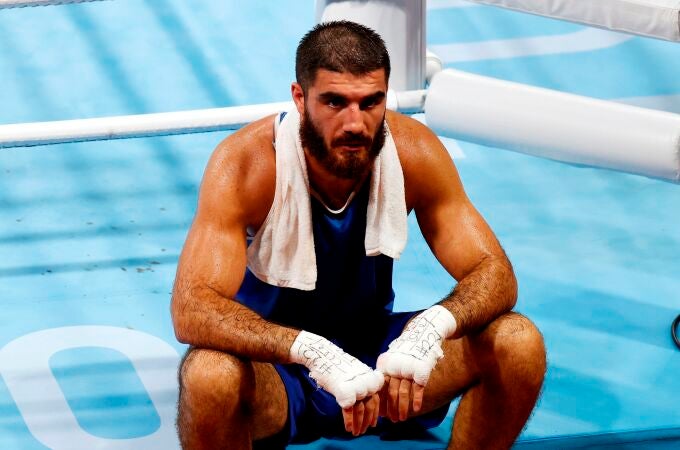 Mourad Aliev, sentado en el borde del ring tras su descalificación