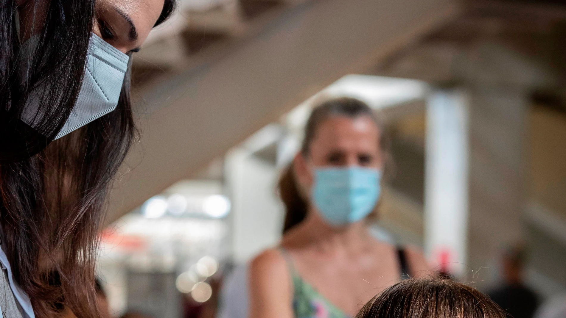 Una enfermera administra la vacuna Moderna a una joven